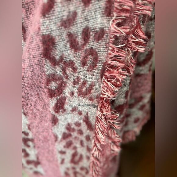 Vince Camuto burgundy leopard print wool cape with fringe - Picture 4 of 10